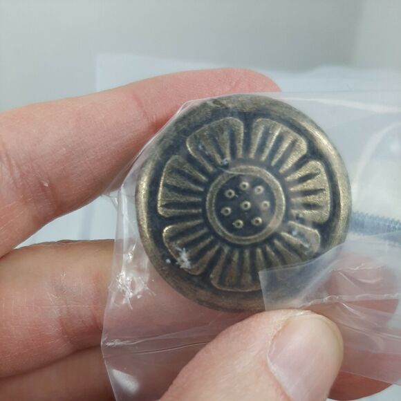 Liberty Hardware PN79604C-LAN-C, 1" 25.4mm, Flower Knob, Light Bronze, 5655 - Picture 2 of 4